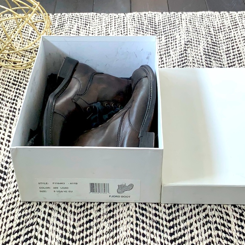 john varvatos Men’s brown/black military boot